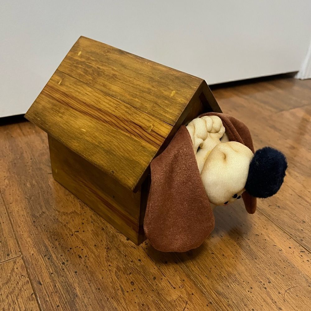Vtg Music Box Wood Doghouse "Doggie in the window